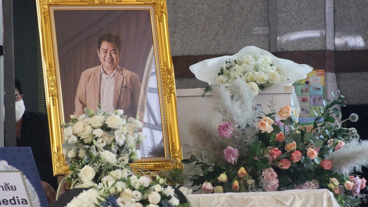 ประมวลภาพฌาปนกิจ แชมป์ ศุภวัฒน์ แฟนสาว "ลูกหมี" เพื่อนคนบันเทิงอาลัย