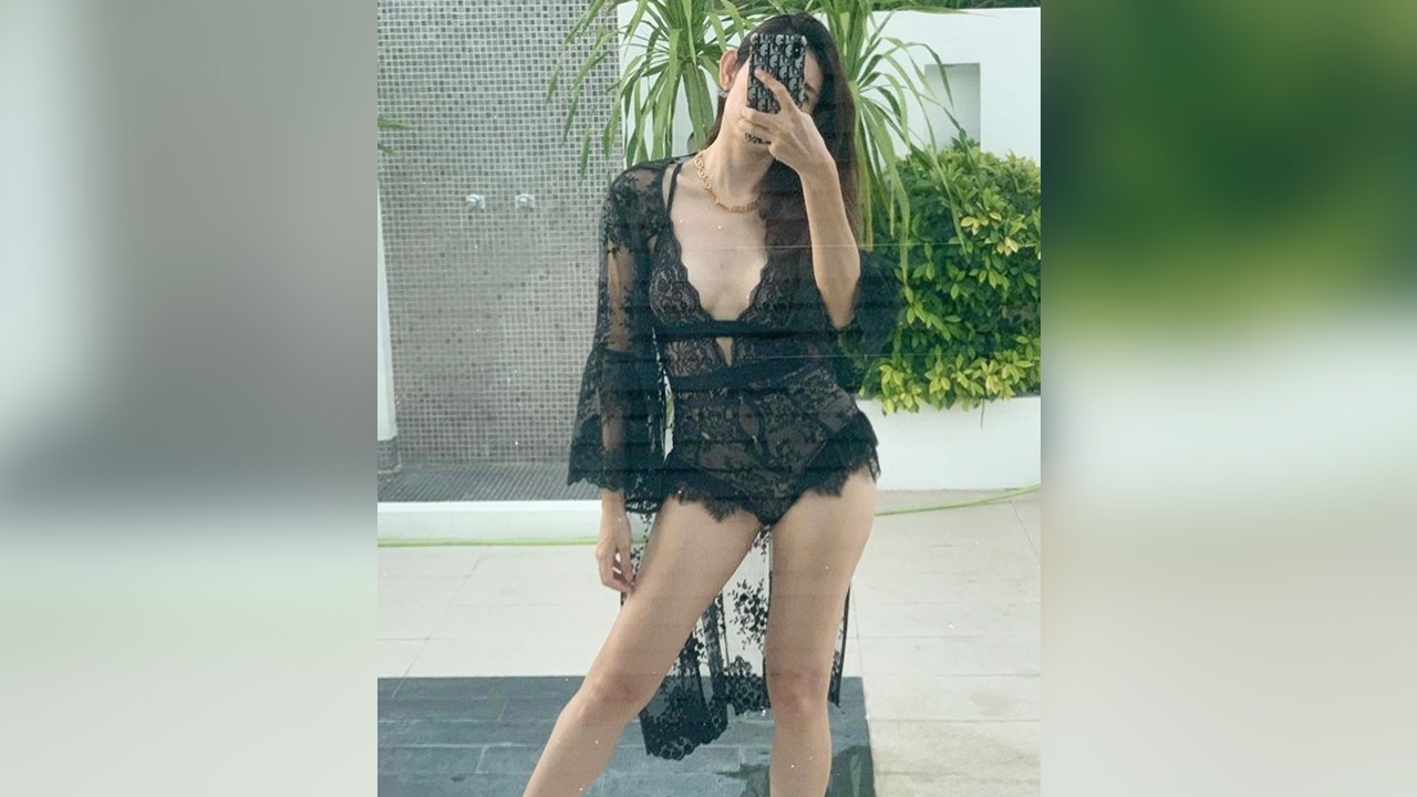 41 ยังแซ่บ อ้อน เกวลิน อวดหุ่นเป๊ะในชุดว่ายน้ำแหวกอกลึกเผยขายาวเรียว 