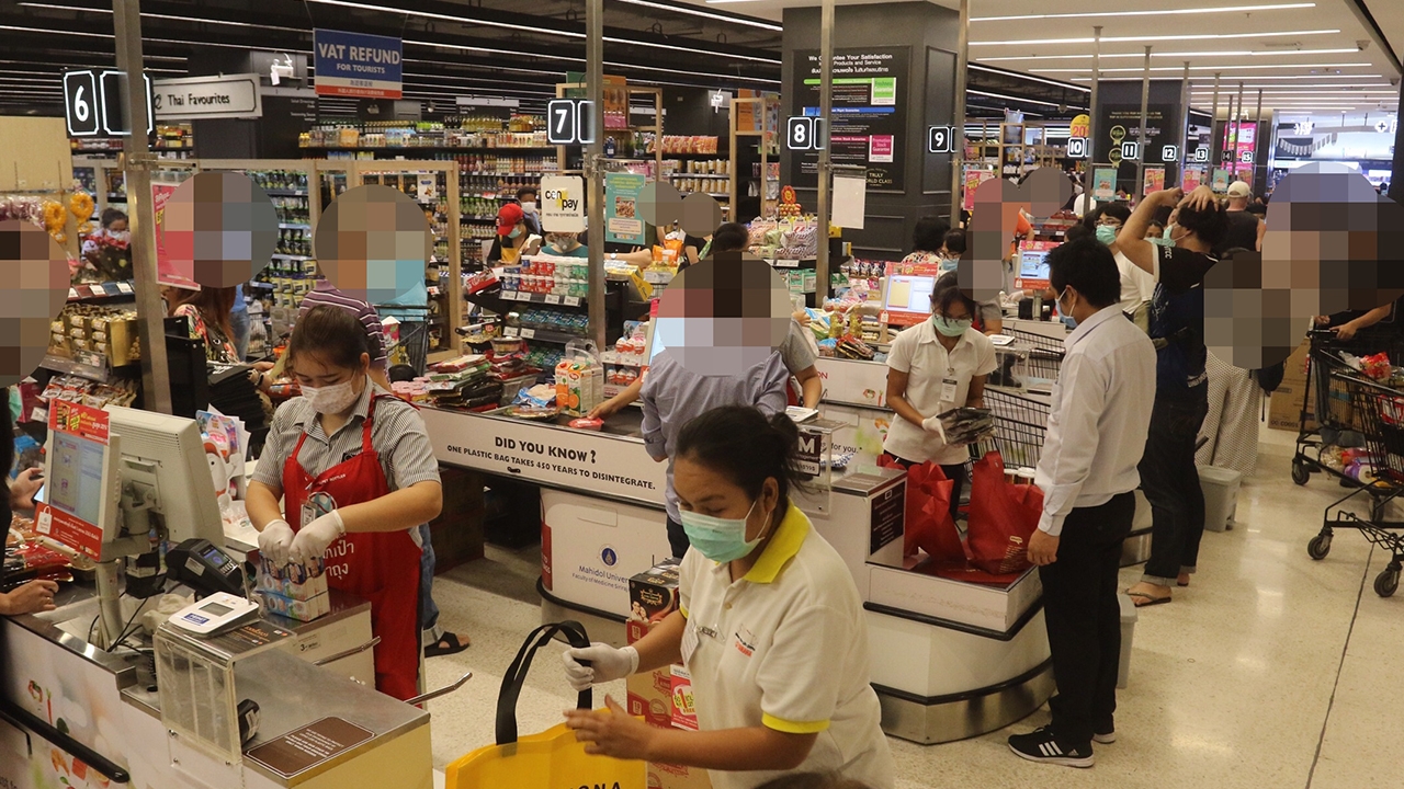 คนแห่เข้าห้างฯ ซื้อของใช้หลังมีประกาศ กทม.ให้ปิดห้าง 22 วันกันโควิด-19