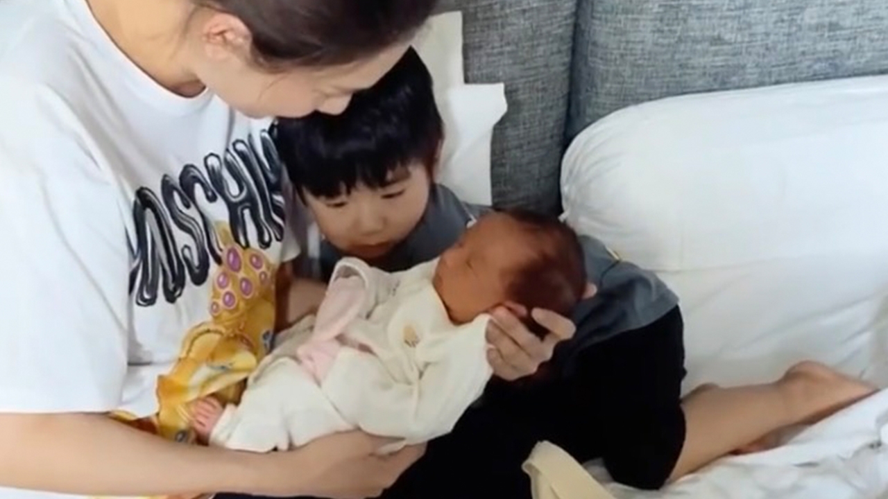 โมเมนต์น่ารักของ พี่อคิณ ลูกเนย โชติกา เมื่อได้เจอน้องสาวครั้งแรก  