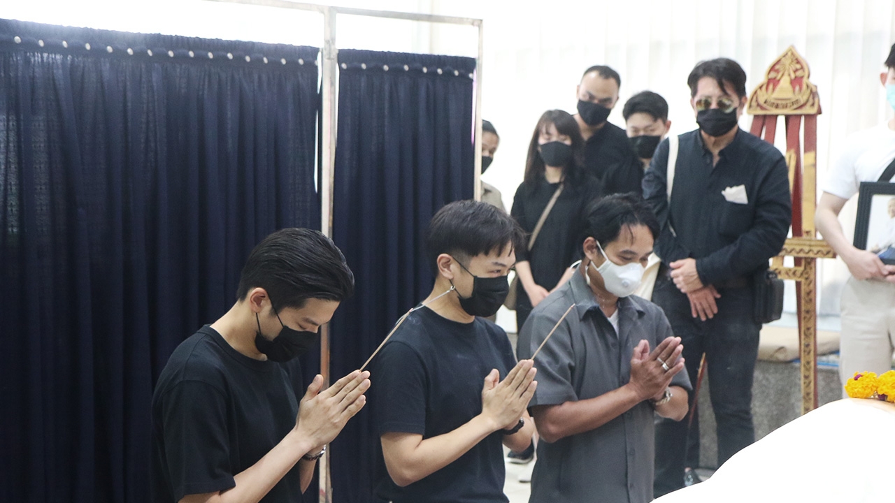 บรรยากาศพิธีรดน้ำศพคุณแม่มาร์ช จุฑาวุฒิ สุดเศร้า เพื่อนพี่น้องร่วมอาลัย