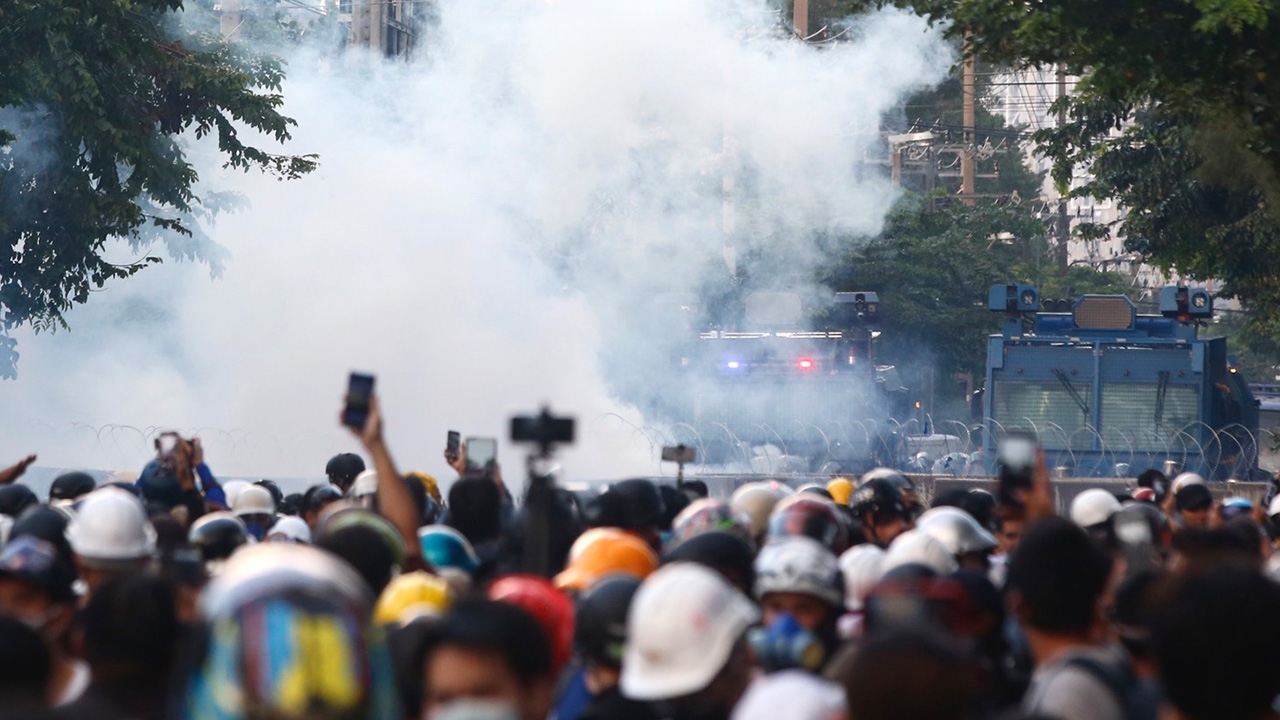 ประมวลภาพก่อนค่ำ "ม็อบ 17 พฤศจิกา" กลุ่มราษฎร-ตำรวจ ยังคงเผชิญหน้า