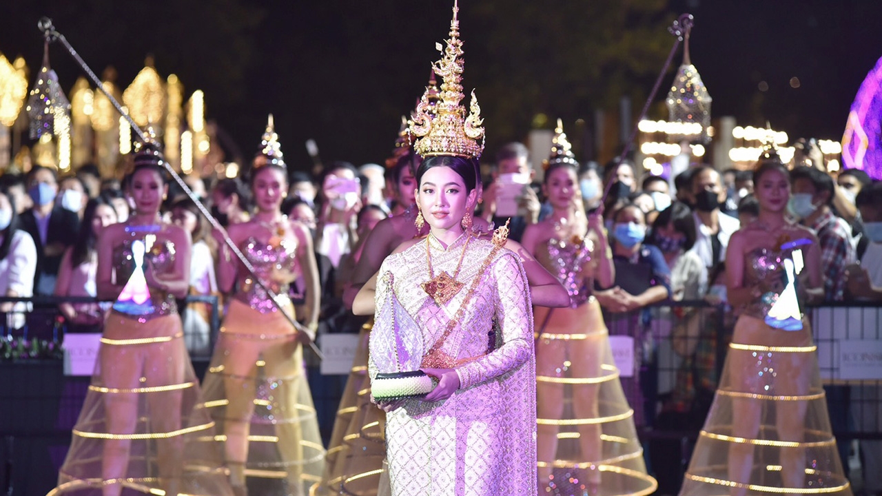 ชมภาพ เบลล่า แปลงโฉมเป็นนางนพมาศถือกระทง ใส่ชุดไทยสวยงดงาม 