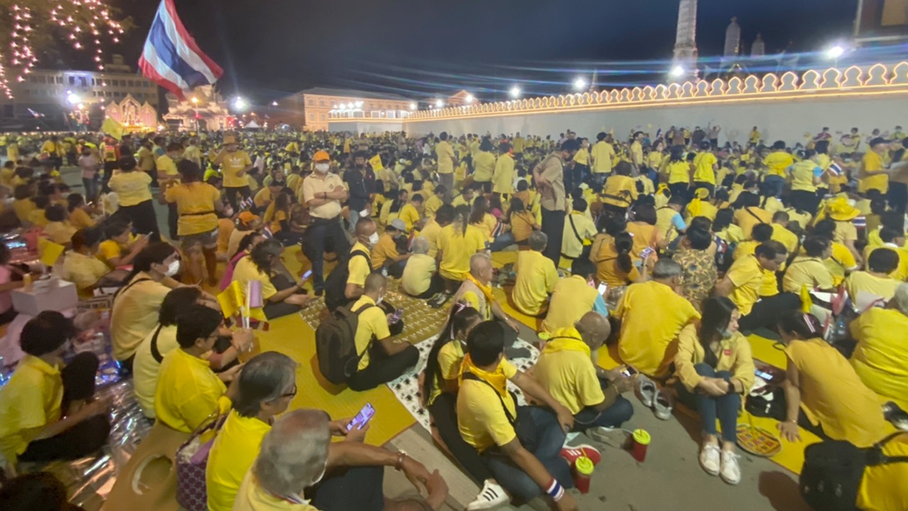 ประชาชนเฝ้าฯ รับเสด็จ "ในหลวง-พระราชินี" เปลี่ยนเครื่องทรง "พระแก้วมรกต" 