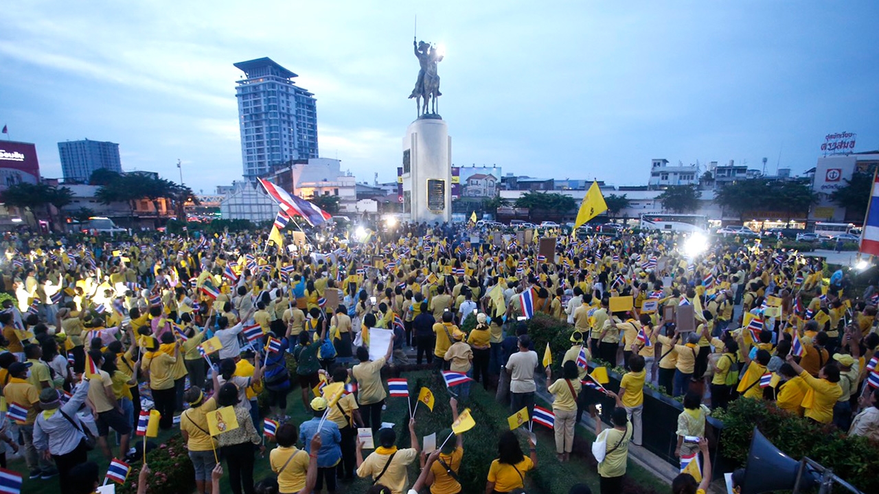 ผู้ชุมนุมกลุ่มรักสถาบันฯ สวมเสื้อเหลืองร่วมกันทำกิจกรรมที่วงเวียนใหญ่ 