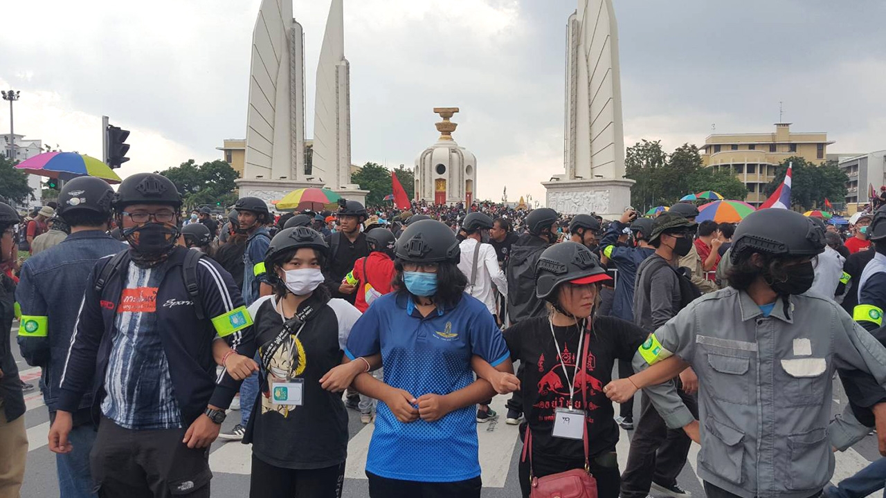 ประมวลภาพ "ม็อบคณะราษฎร" 14 ตุลา เคลื่อนขบวนมุ่งหน้า "ทำเนียบรัฐบาล"