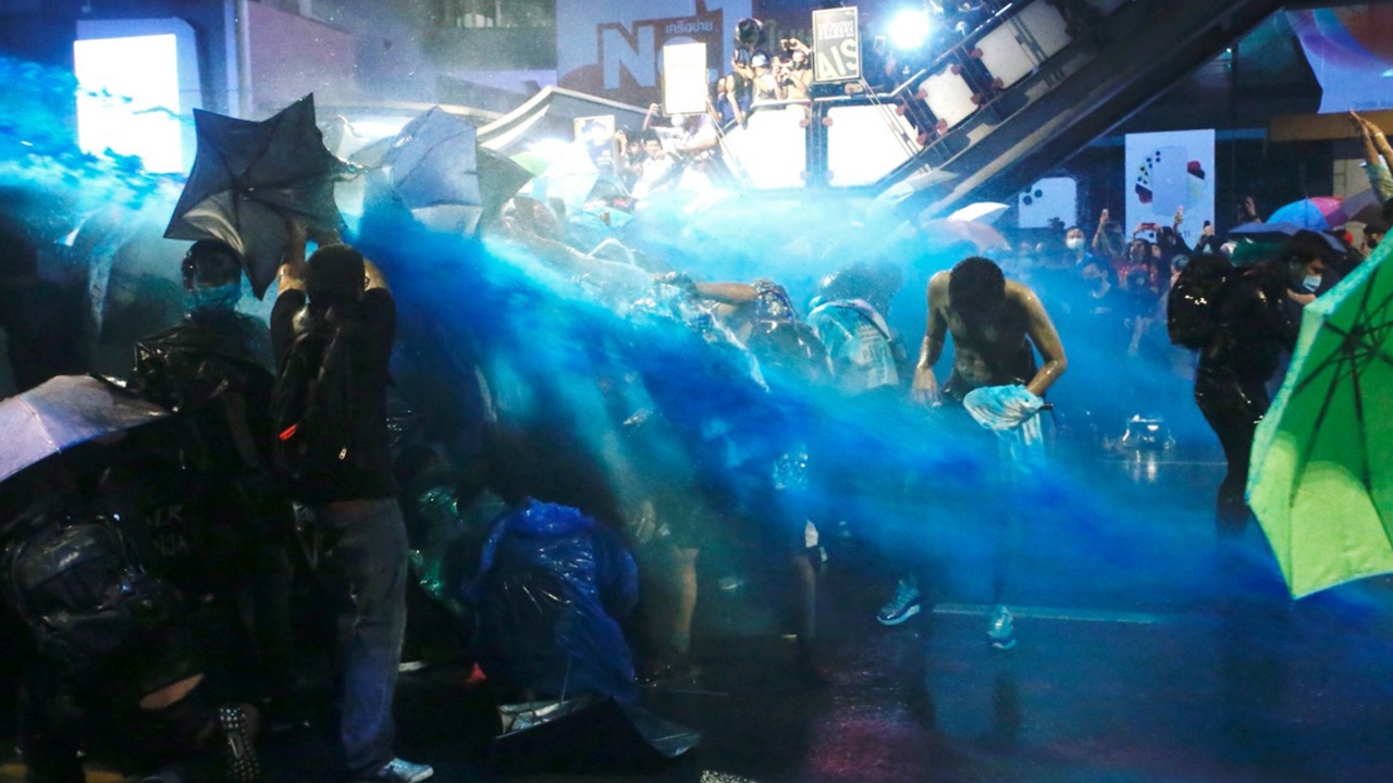 ประมวลภาพ ตำรวจฉีดน้ำสลายกลุ่มผู้ชุมนุม สถานการณ์ตึงเครียด มีคนบาดเจ็บ