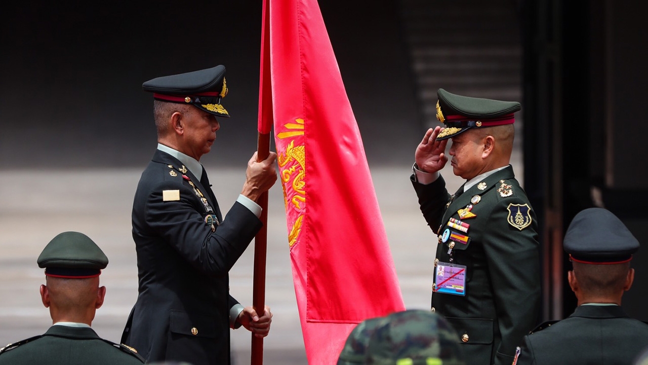 บิ๊กแดง อำลา ผบ.ทบ. มอบธงประจำตำแหน่ง บิ๊กบี้ พล.อ.ณรงค์พันธ์ จิตต์แก้วแท้