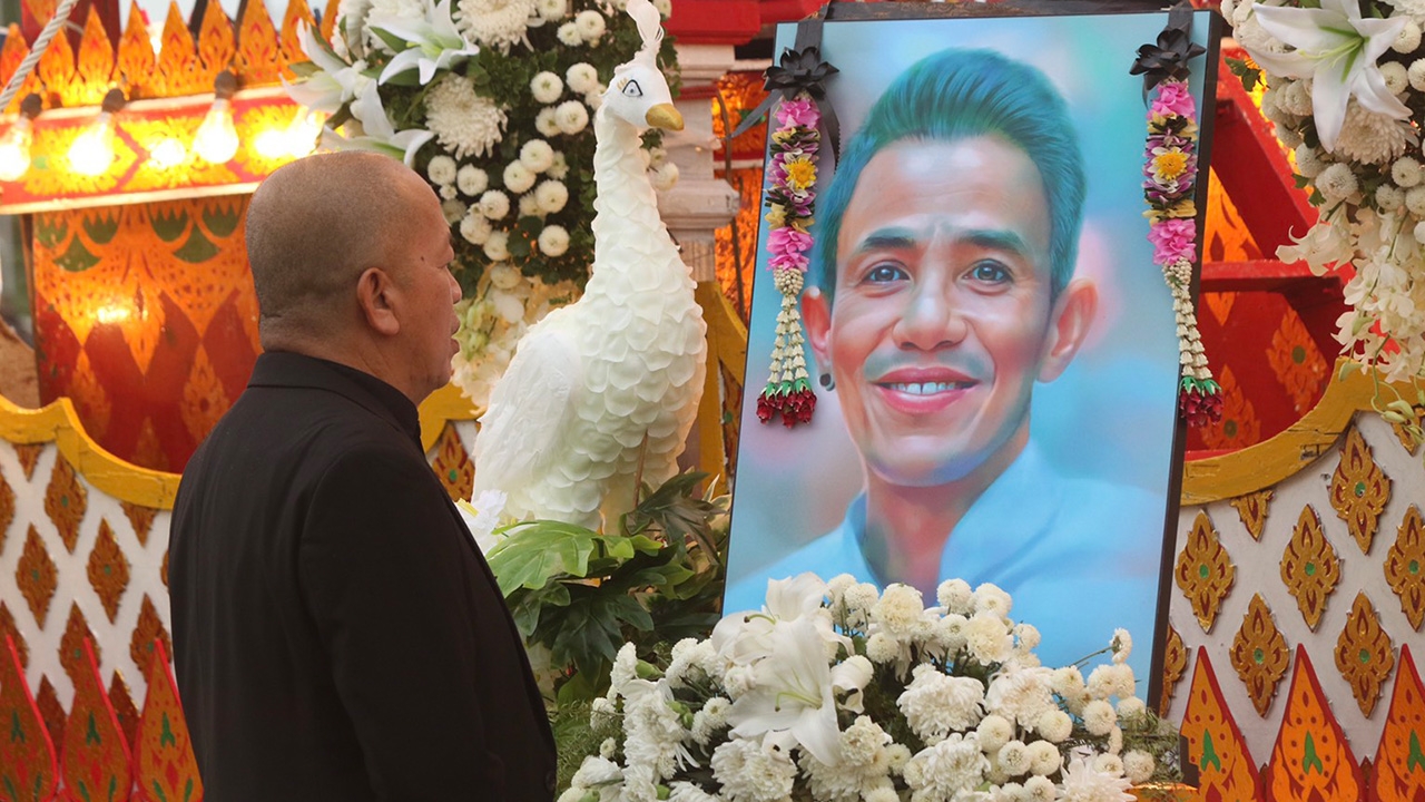 ชีวิตย่อมโรยรา ประมวลภาพพิธีฌาปนกิจ โรเบิร์ต สายควัน คนร่วมงานแน่นวัด