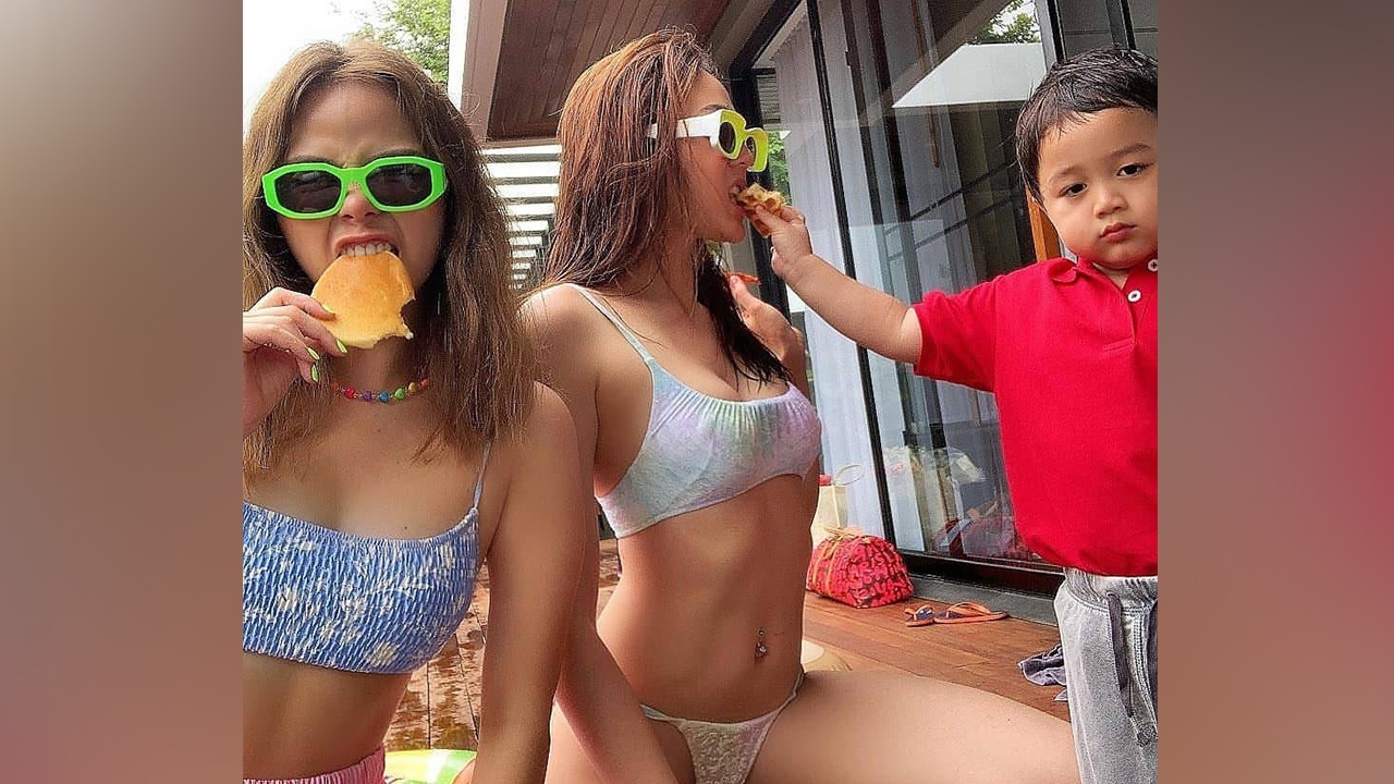 ชมพู่ อารยา เผยทีเด็ดชุดทูพีซสีขาวสุดแซ่บ แถมตอบคอมเมนต์ฮาได้ใจ