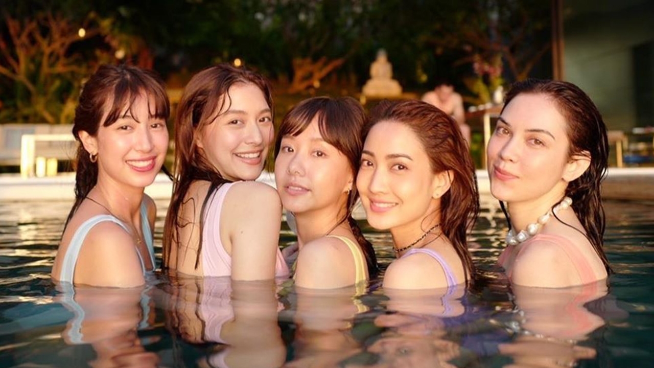 แก๊งเฟอร์บี้ จัดทริปสนุก ยกก๊วนเที่ยวทะเลกันเป็นเป็นคู่ 