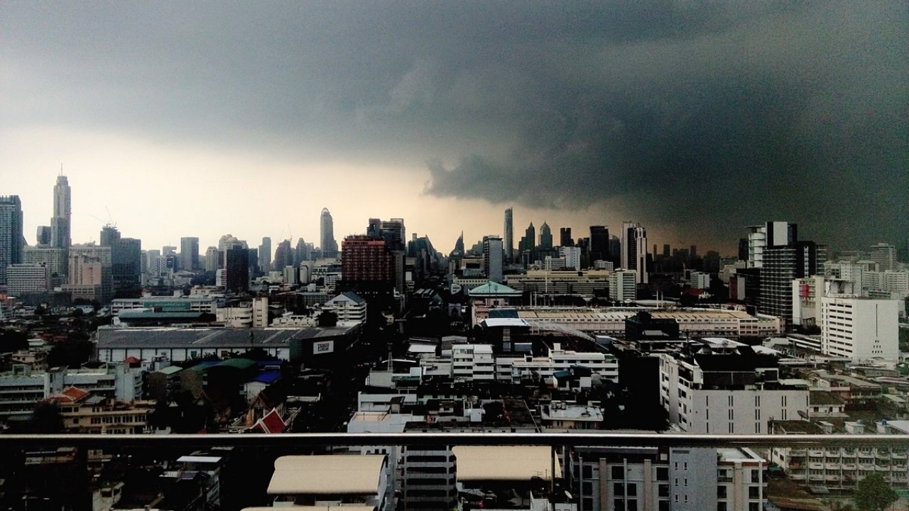 คนกรุงพกร่มด้วย! ประมวลภาพเมฆฝนตั้งเค้าน่ากลัว จ่อถล่ม กทม.-ปริมณฑล