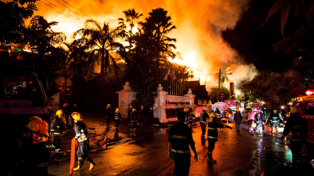 สุดระทึก  เพลิงไหม้โรงแรมดัง กันดอจี ที่ย่างกุ้ง วายวอด ดับ1  (คลิป)