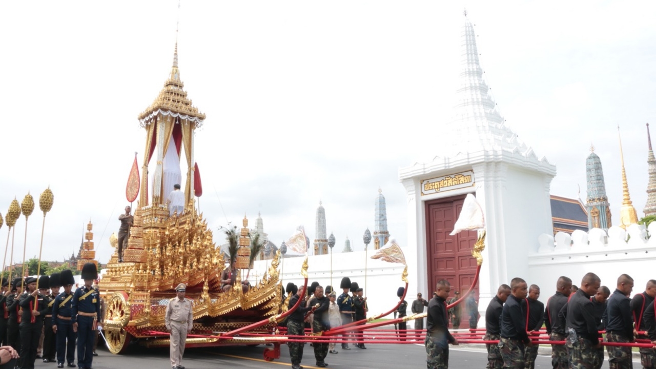 พสกนิกรแห่ชมซ้อมย่อยเคลื่อนริ้วขบวน ในพระราชพิธีถวายพระเพลิงพระบรมศพ