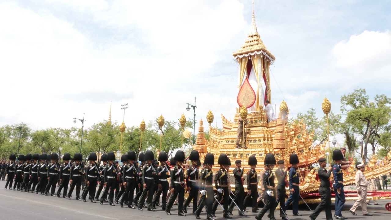 ริ้วขบวนเชิญพระโกศประดิษฐานพระมหาพิชัยราชรถ ประชาชนกลั้นน้ำตาไม่อยู่