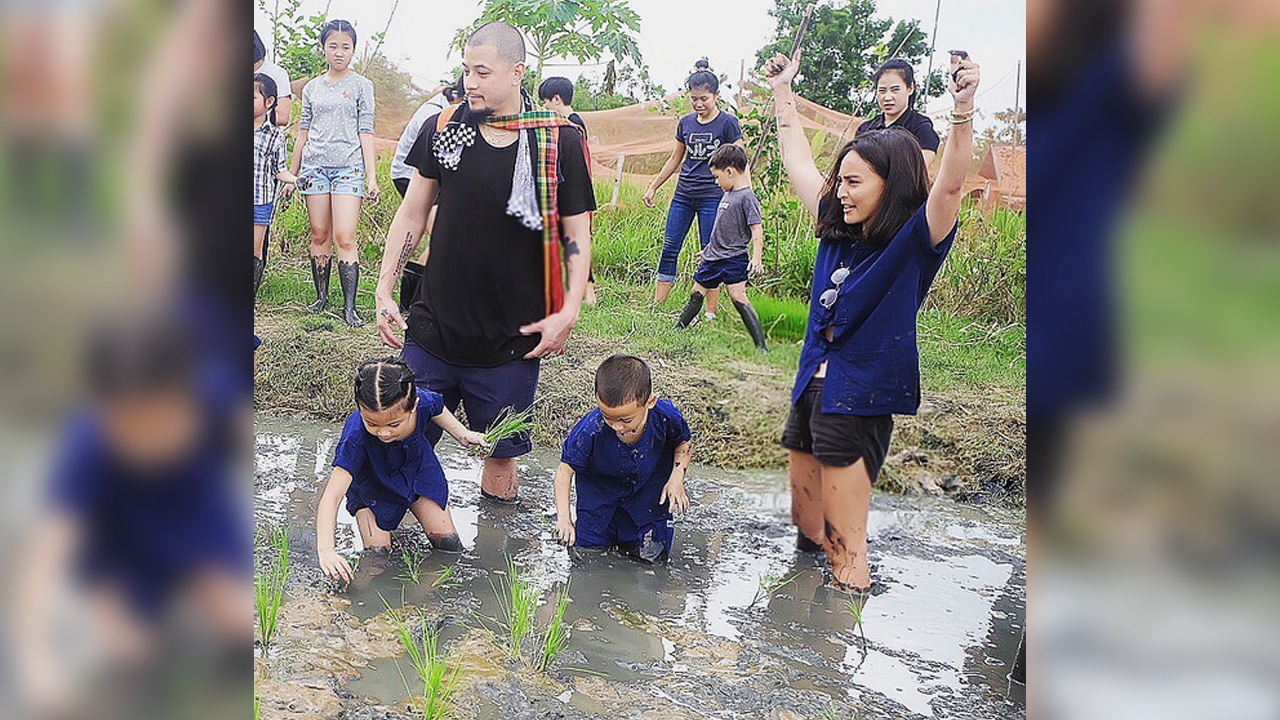 นานา-เวย์ พาลูกแฝด บีน่า-บรู๊คลิน เรียนรู้ชีวิตชาวนา ลุยโคลนปลูกข้าว