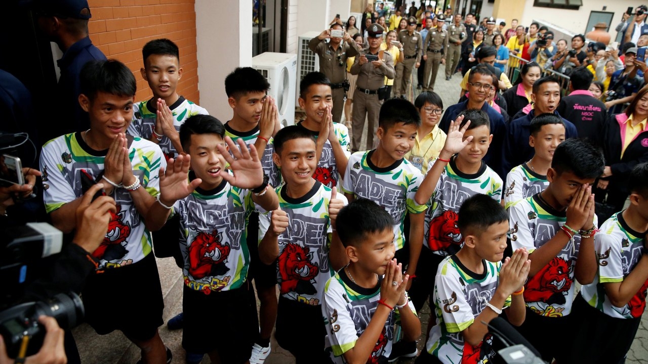 เด็กคือผ้าขาว! ชมภาพทีมหมูป่า 13 ชีวิตติดถ้ำ ใสซื่อ คราบน้ำตา และรอยยิ้ม (คลิป)