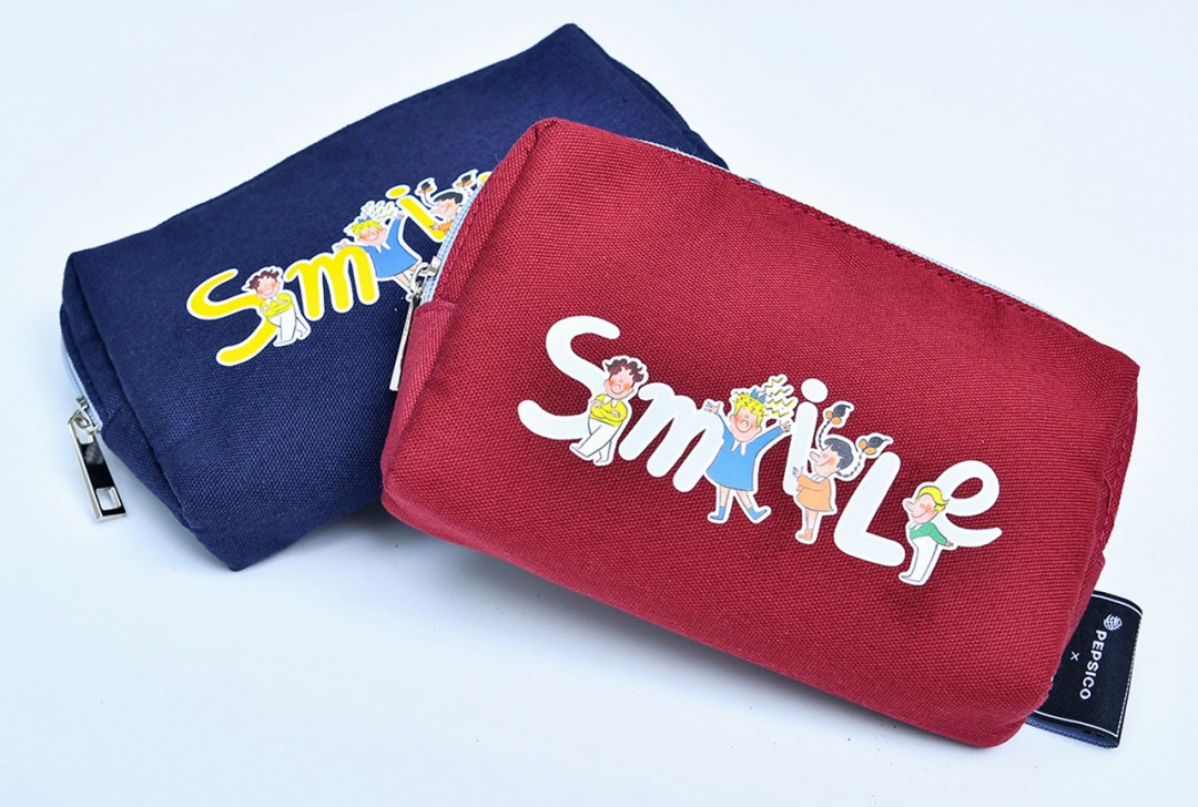 ถุงผ้าอเนกประสงค์ลาย Parade of Smile มีให้เลือก 2 สีทั้งแดงและน้ำเงิน ราคาใบละ 220 บาท