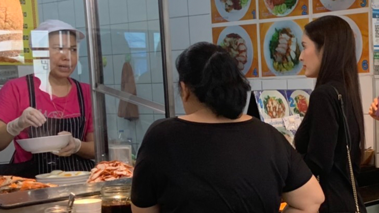 นานๆ จะเห็นทีระดับนางเอก แอฟ ทักษอร เข้าคิวซื้อข้าวกินเองที่ตลาด