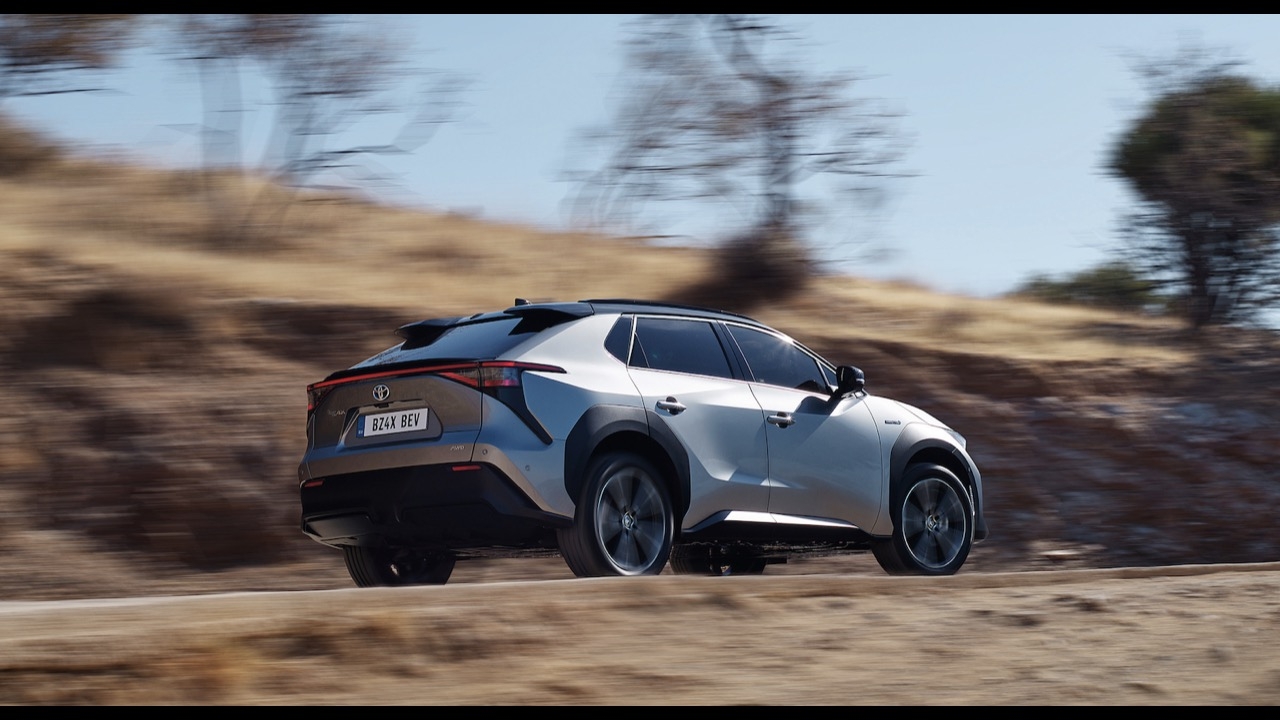 เจอกันปลายปีนี้ TOYOTA bZ4X สามห่วงทะลวงไฟฟ้า! เข้าไทยปลายปี มีดีที่ความอึด!