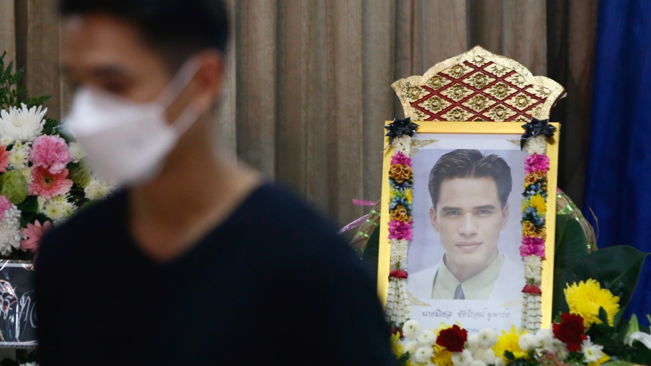 ชมภาพพิธีรดน้ำศพ ไมเคิล พูพาร์ต บรรยากาศสุดเศร้า อั๋น โอลิเวอร์ ร่ำไห้