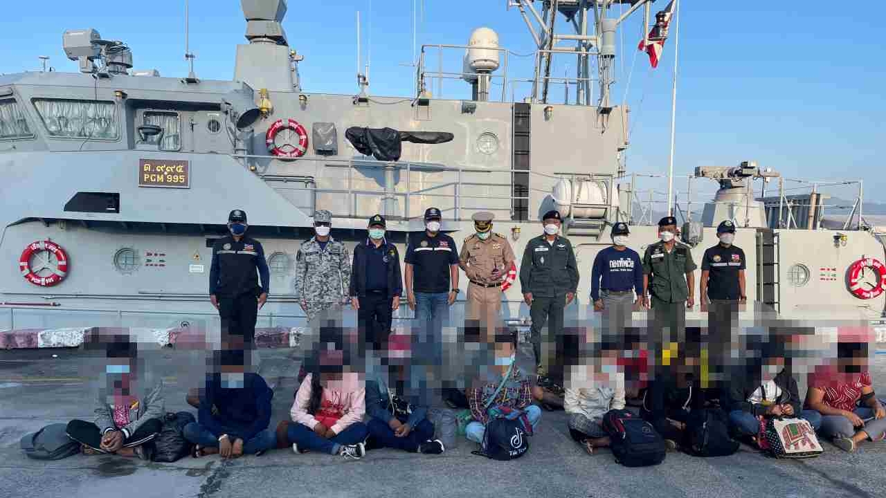 ทหารเรือสกัดเรือลักลอบขน 17 เมียนมาเข้าไทยที่ทะเลระนอง คุมตัวดำเนินคดี