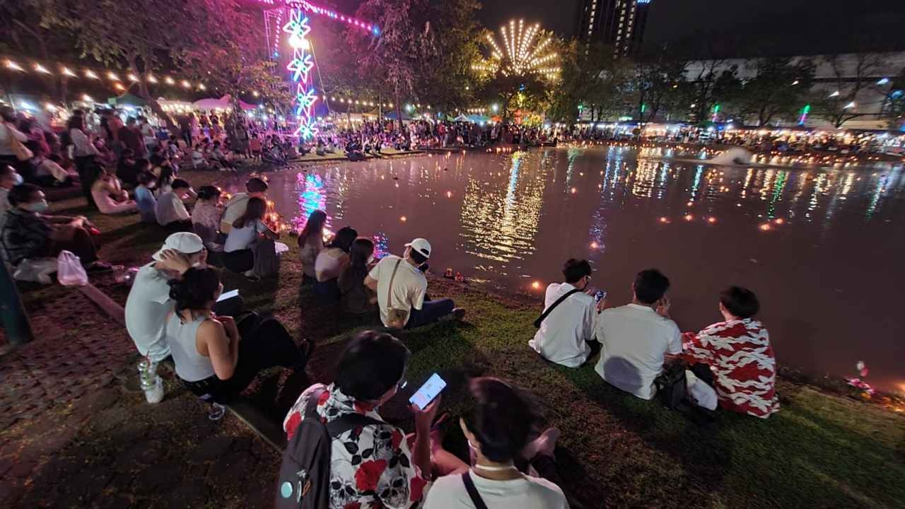 หนุ่มสาวเยาวรุ่น แห่เที่ยวลอยกระทงแน่น ม.เกษตร ต้องกั้นให้เข้าเป็นรอบๆ 