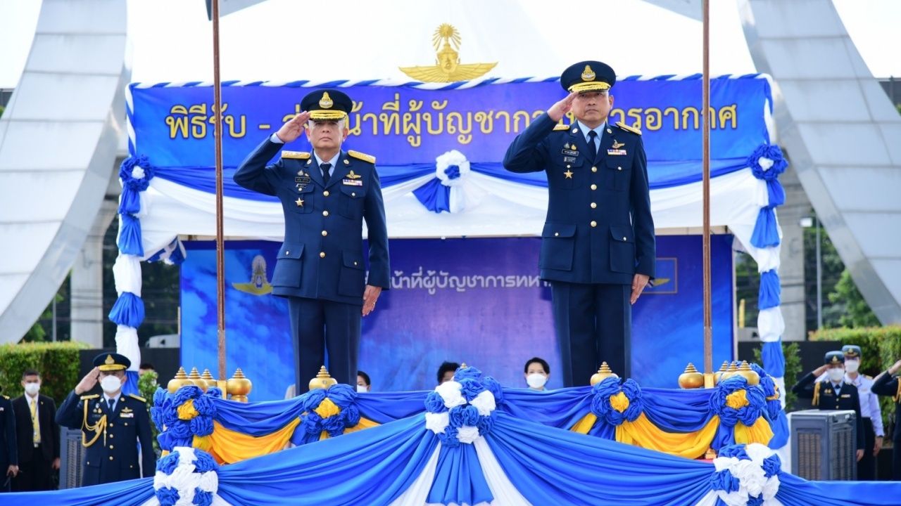 "บิ๊กป้อง" รับหน้าที่ ผบ.ทอ. "คุณแม่" สุดปลื้ม ลูกเดินตามรอยเท้าพ่อ