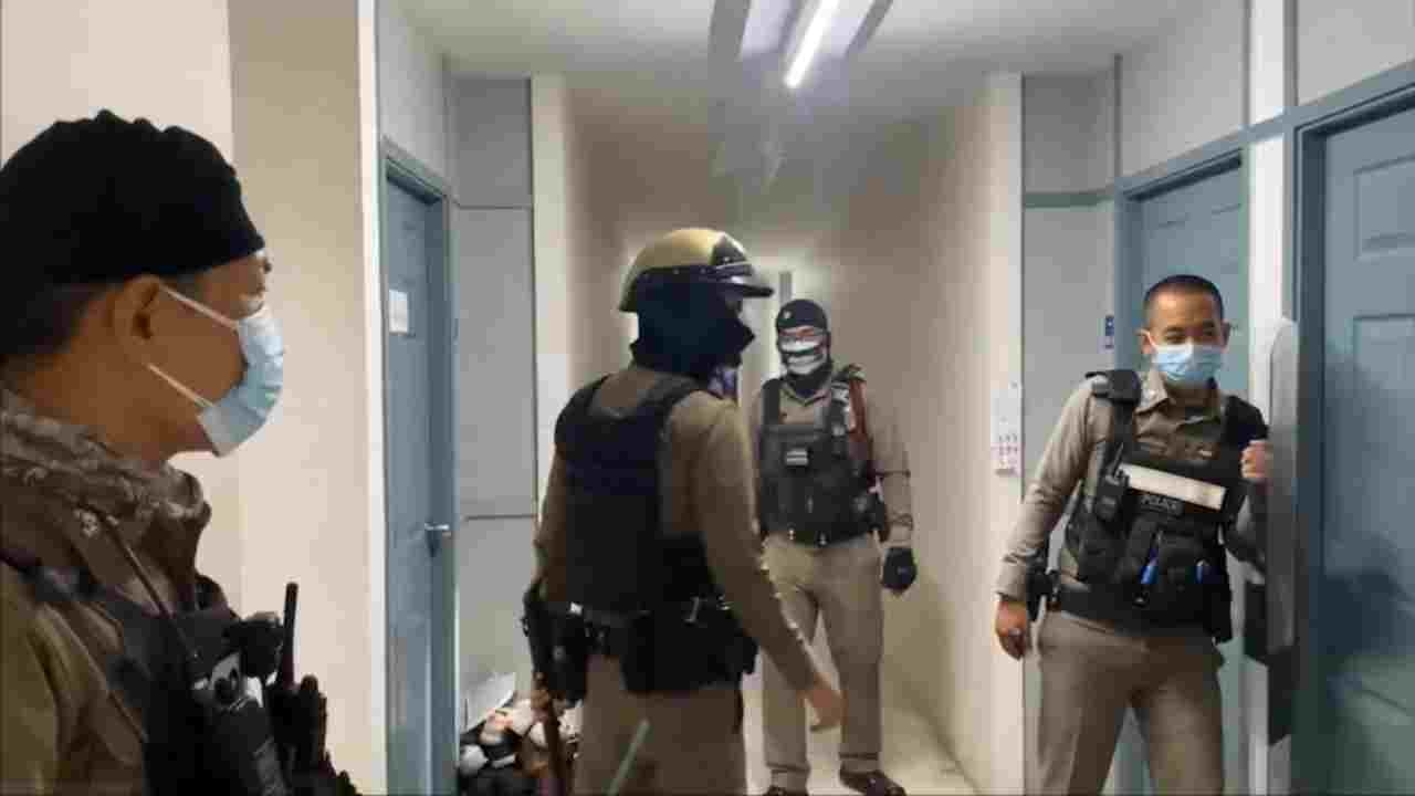 คืนสุดสยอง หนุ่มลึกลับบุกแทงสาวในห้องบนคอนโด ก่อนออกมาหมดลมที่หน้าลิฟต์