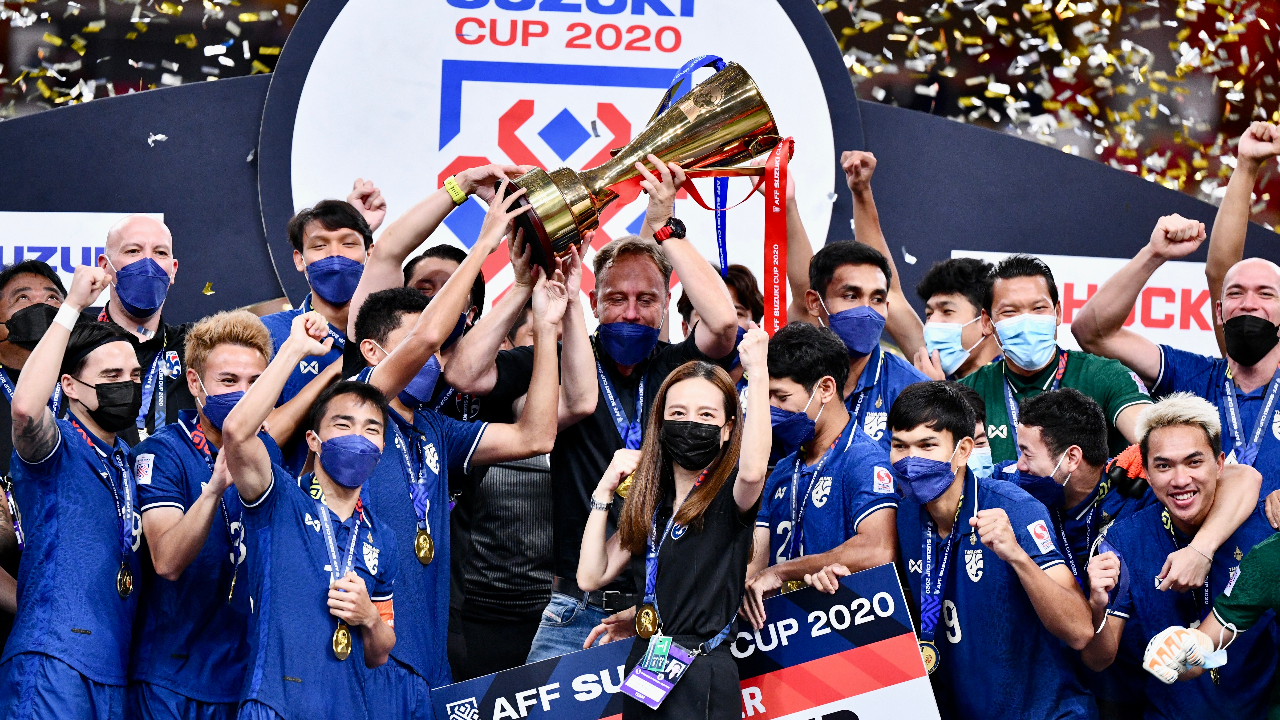 สุดชื่นมื่น ประมวลภาพนาทีชูถ้วยแชมป์ "อาเซียนคัพ" สมัยที่ 6 ของ ทีมชาติไทย