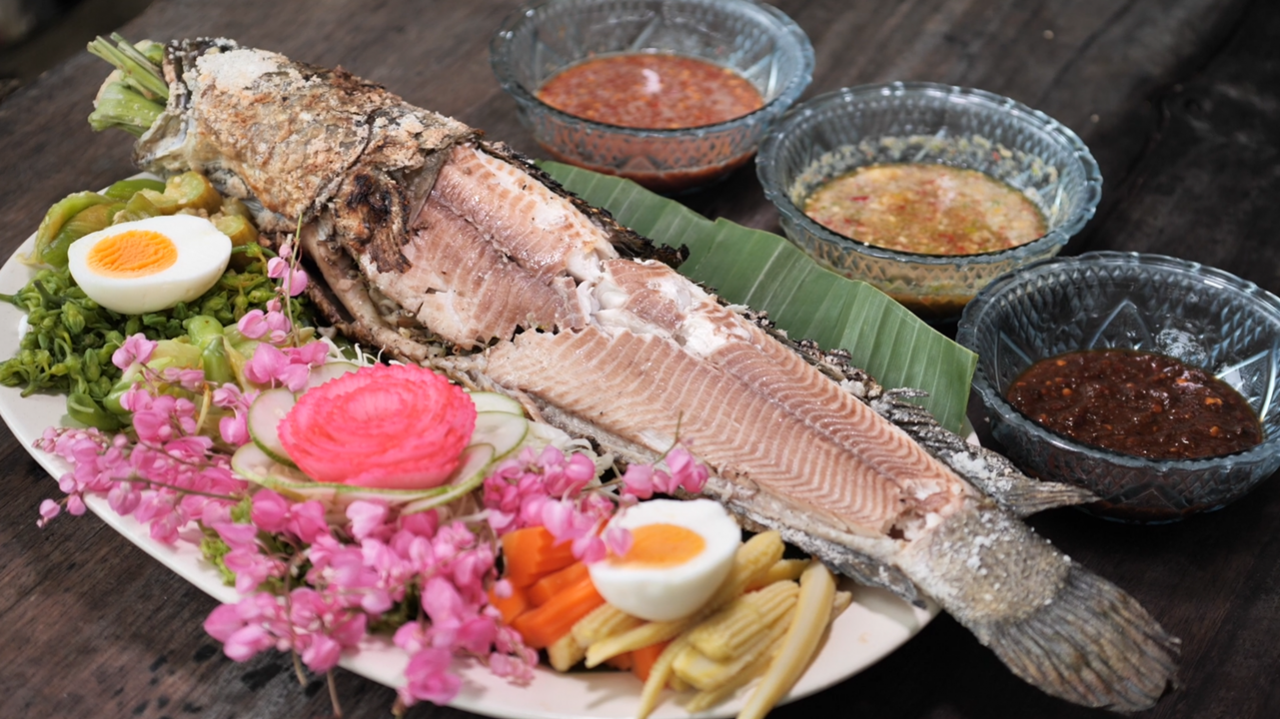 เมนูเด็ด "ปลาช่อนเผาเกลือ" ร้านอาหารขนาบน้ำ สุพรรณบุรี