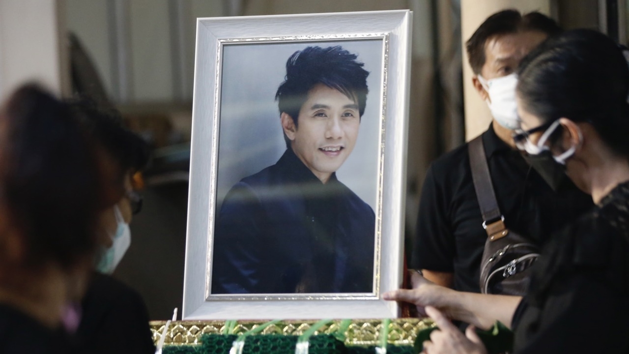 ชมภาพพิธีรดน้ำศพ อ๊อด คีรีบูน บรรยากาศสุดเศร้า คนบันเทิงร่วมอาลัย