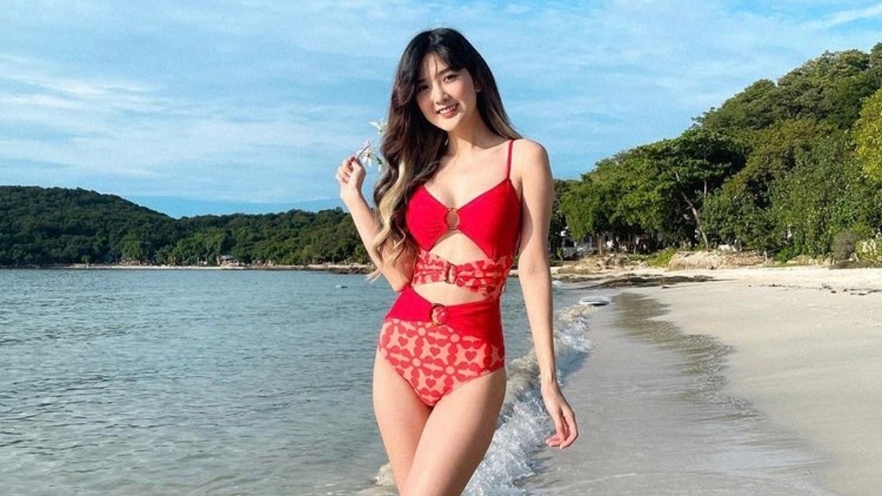 ไซส์มินิกระแทกใจ เบียร์ เดอะวอยซ์ ใส่ชุดว่ายน้ำวันพีซแซ่บริมทะเล 