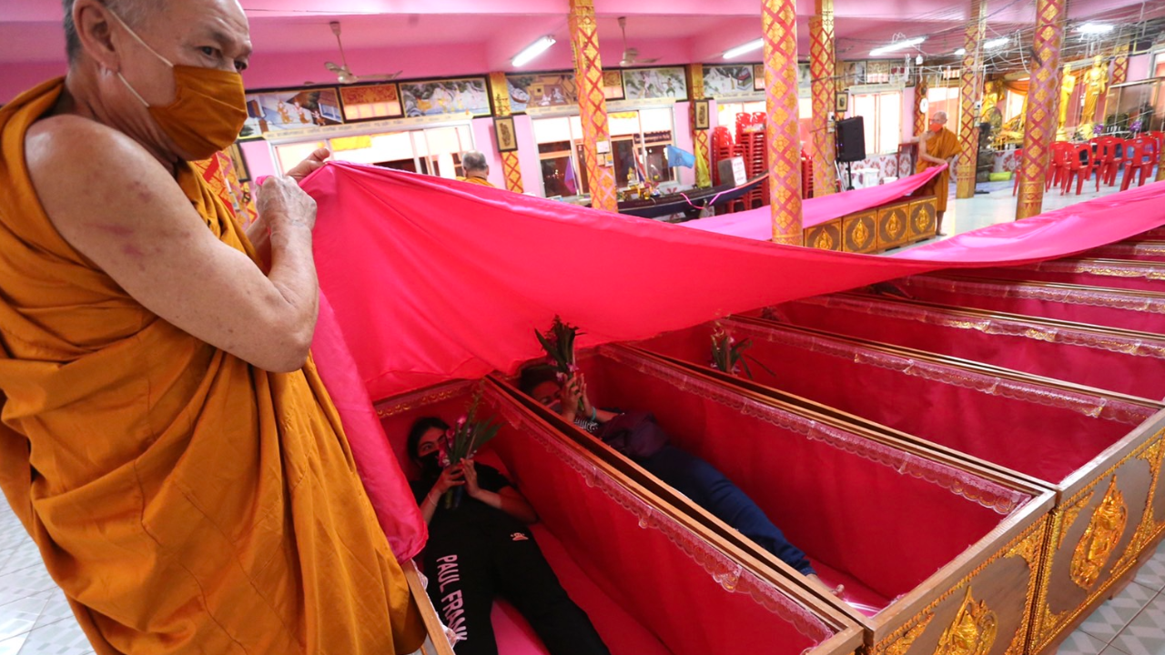 ทำบุญนอนโลงศพ สะเดาะเคราะห์ วันสงกรานต์ 2565 คึกคัก