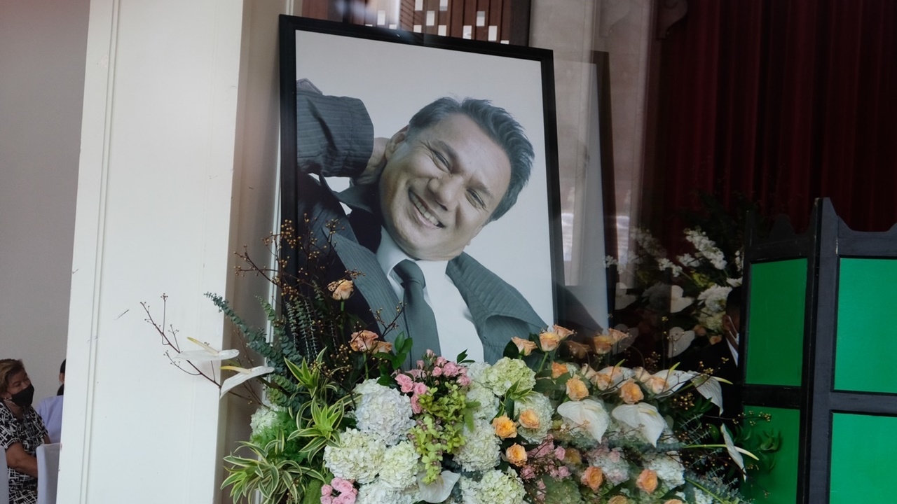 ภาพพิธีรดน้ำศพ "สรพงศ์ ชาตรี" ดาราร่วมอาลัยแน่น