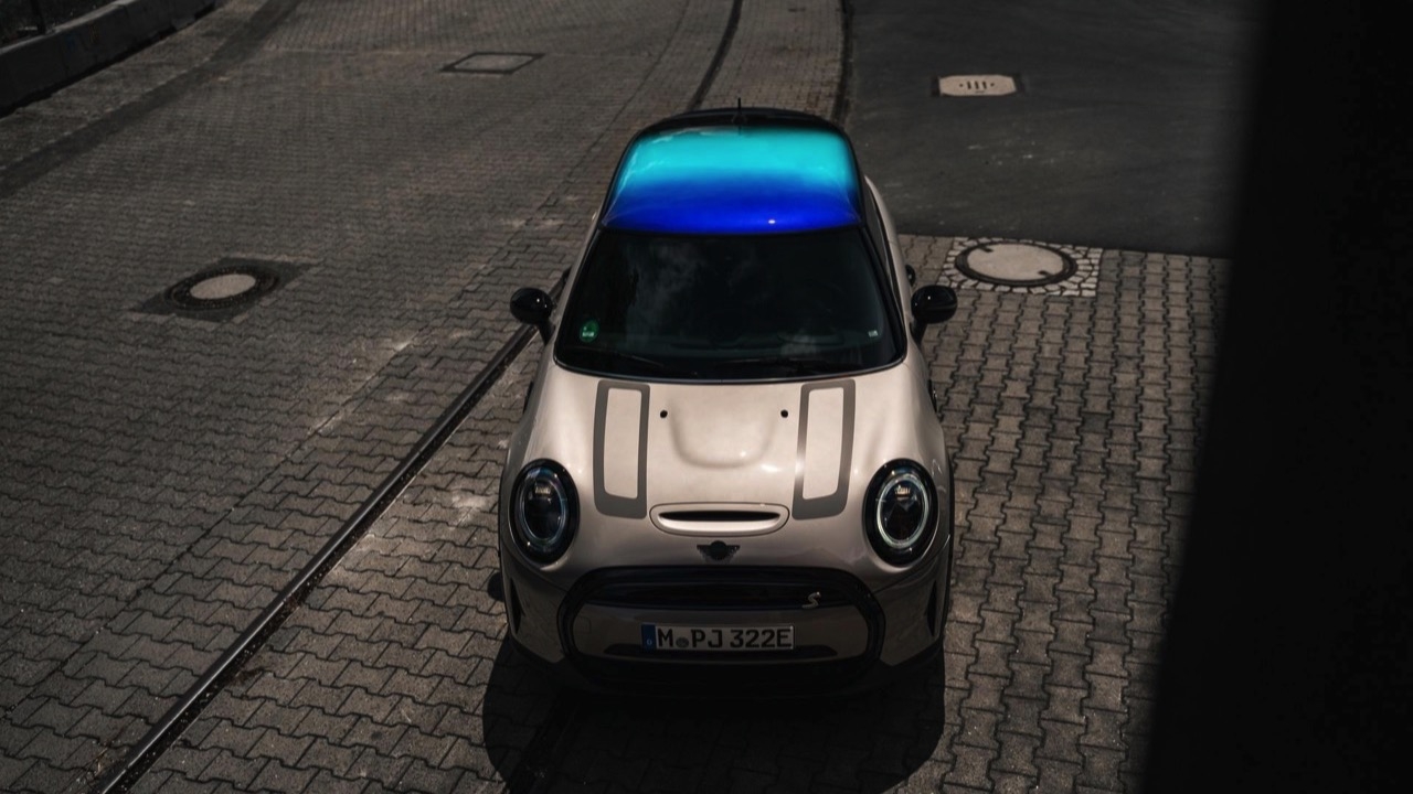 ตัวเป็นๆ ในมอเตอร์โชว์ รถยนต์ไฟฟ้า MINI ELECTRIC เพิ่มเฉดสีหลังคาใหม่อย่างหล่อ 