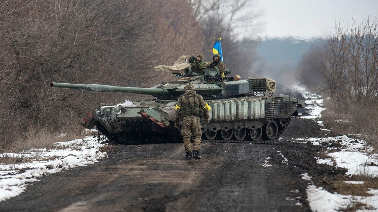 ทหารยูเครนปกป้องบ้านเมือง สู้กองทัพรัสเซีย ศึกนี้โดดเดี่ยวแต่ไม่เดียวดาย