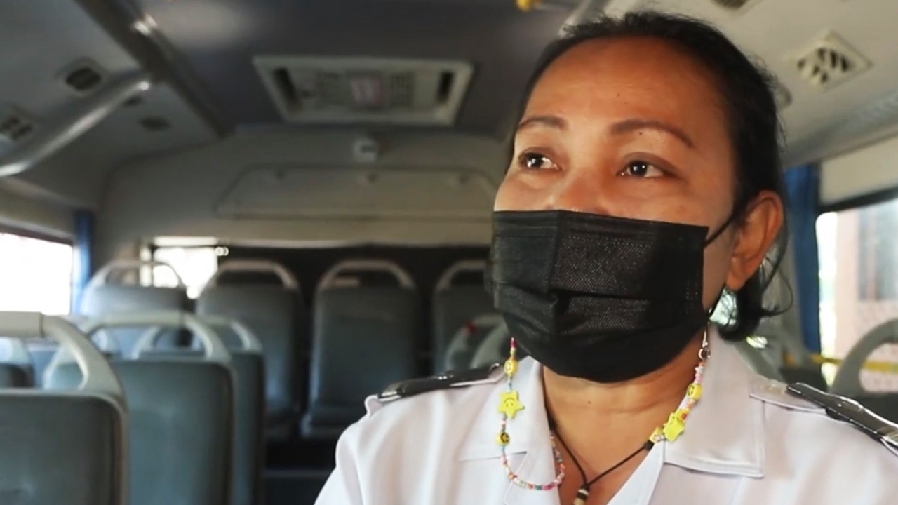 คนขับ กระเป๋ารถเมล์ สู้โควิด กลัวแต่บริการสุดหัวใจ (คลิป) 