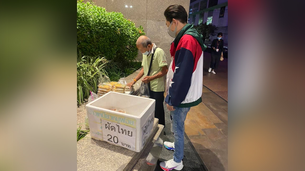 บอย พีซเมคเกอร์ ช่วยอุดหนุนลุงขายผัดไทย เผยเรื่องราวชวนน้ำตาคลอ