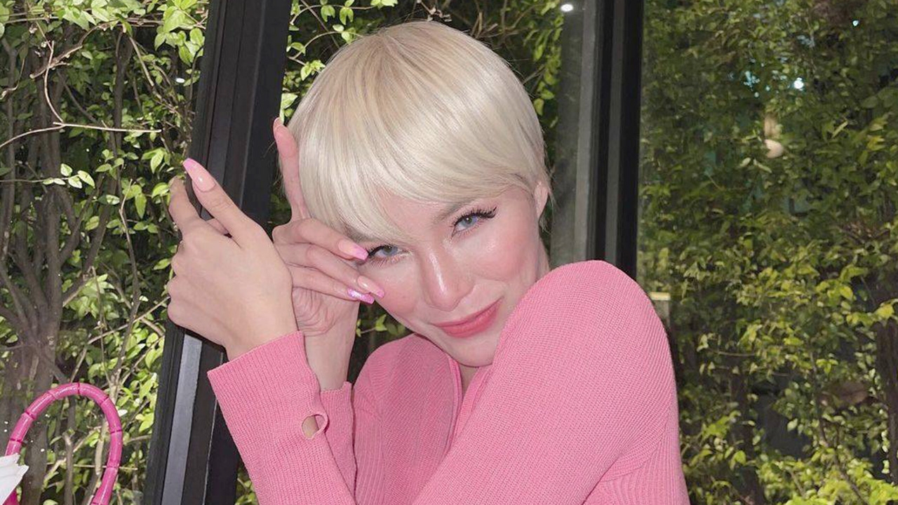 จำแทบไม่ได้ จันจิ เปลี่ยนลุคแซ่บสายฝอ ผมสั้นสีทอง เดรสชมพูรัดรูป