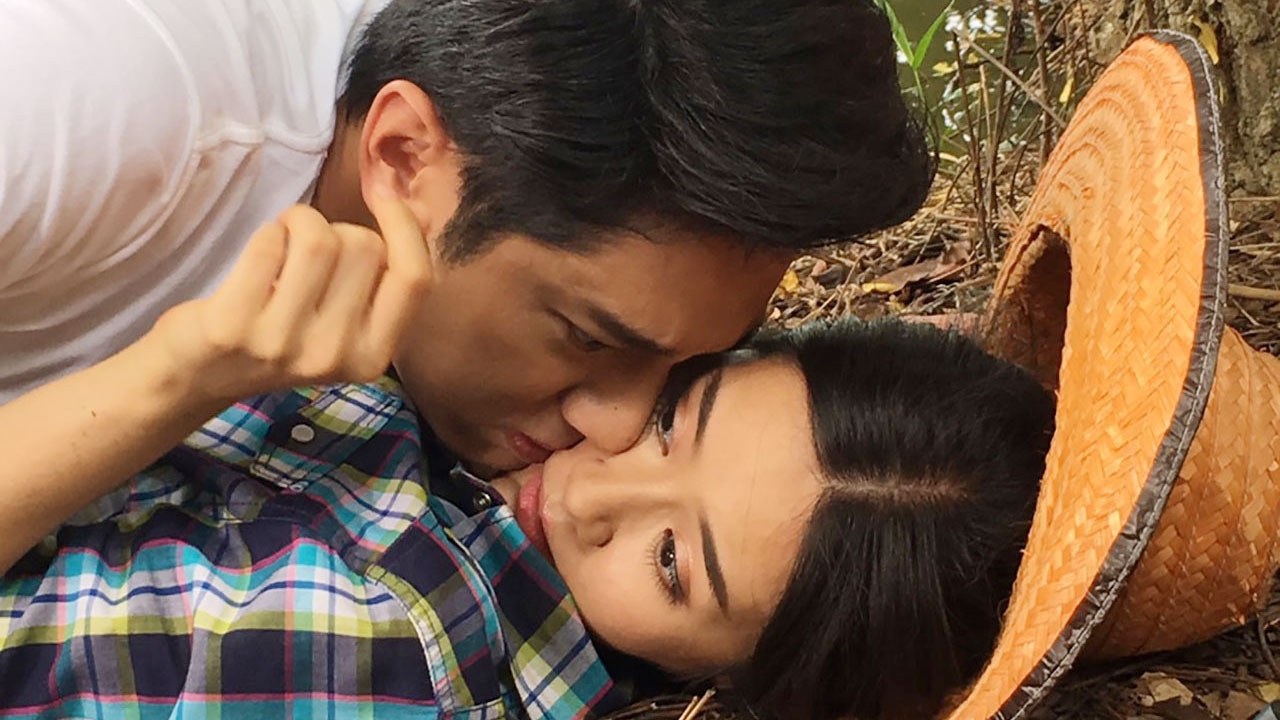 “แชป” สารภาพรัก “แพรว” จุ๊บแก้มหน้าคะมำ บอกรักลั่นทุ่ง ใน "กำนันหญิง"