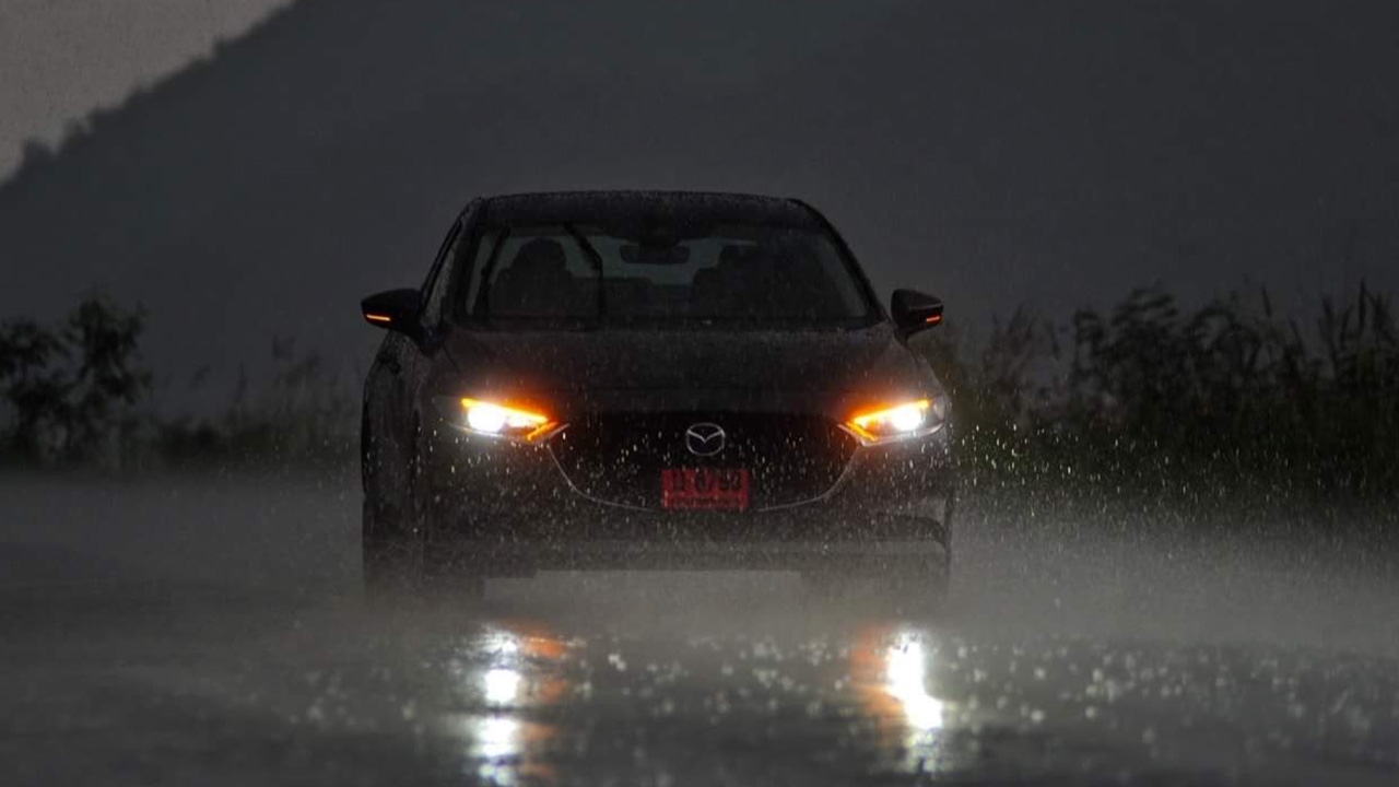 เก่งไม่กลัวร่วง! วิธีขับรถท่ามกลางสภาพอากาศที่เลวร้าย 