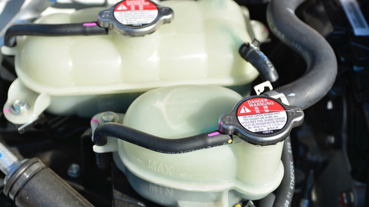 ของเหลวของไหล ทำไมไม่ใส่ใจดูแล? วิธีตรวจสอบของเหลวในรถคุณก่อนเจ๊ง 