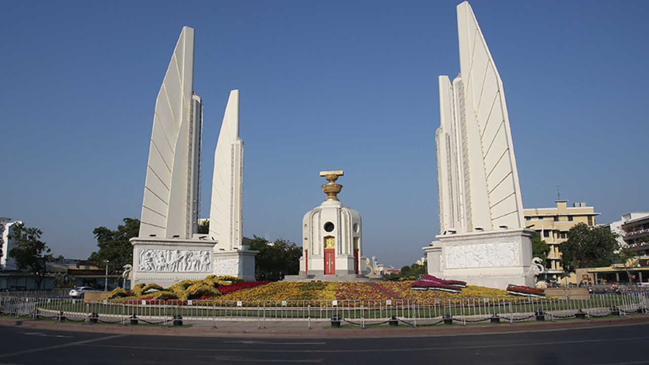 จับตา ม็อบ นัดรวมพล "อนุสาวรีย์ประชาธิปไตย" ก่อนไป "พระบรมมหาราชวัง"