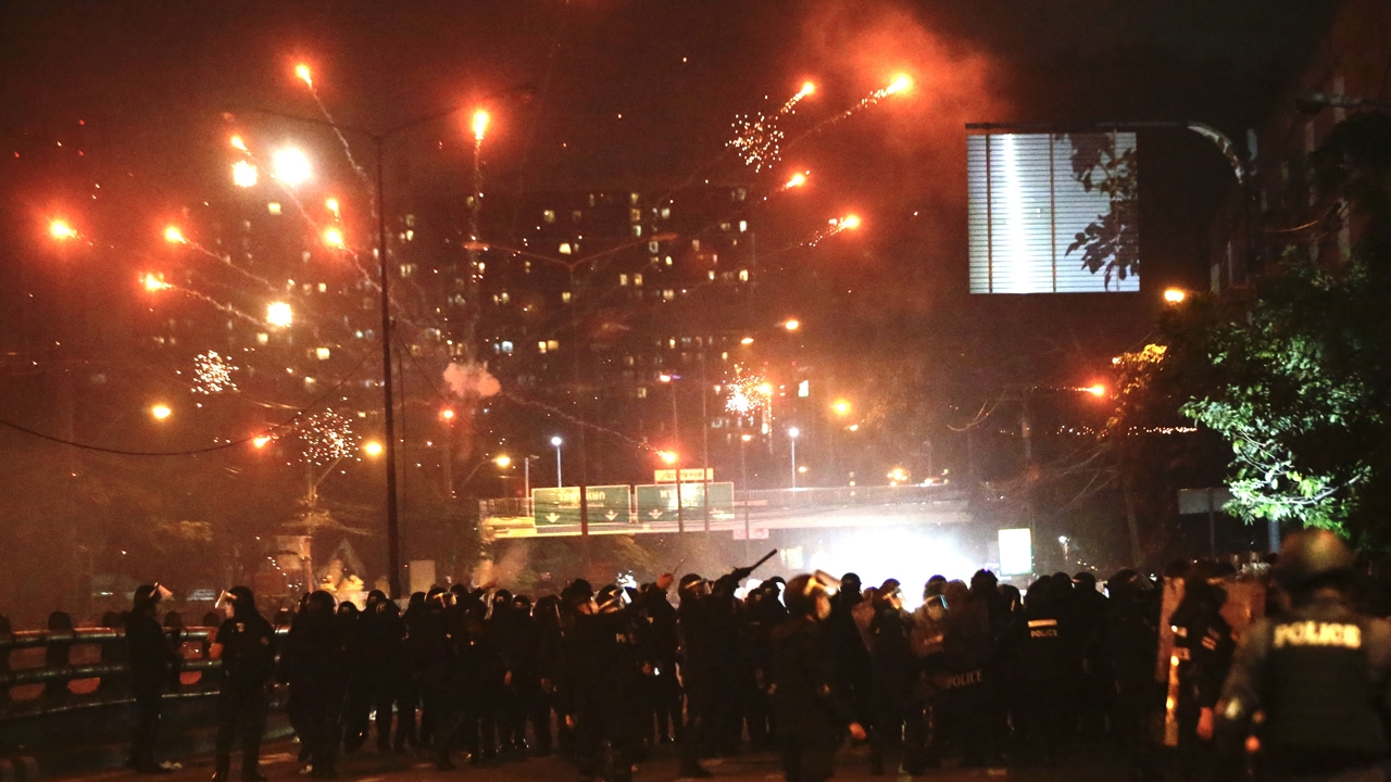 ม็อบ 15 สิงหาโต้เดือดตำรวจ ถล่มพลุสู้ ยิงเลเซอร์ป่วน (คลิป)