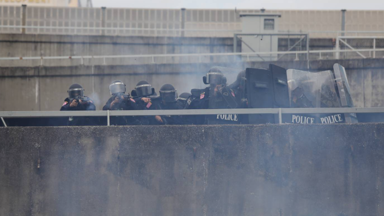 ปะทะต่อเนื่อง เจ้าหน้าที่ยิงแก๊สน้ำตา-กระสุนยาง พบ “ไฮโซลูกนัท” บาดเจ็บ (คลิป)