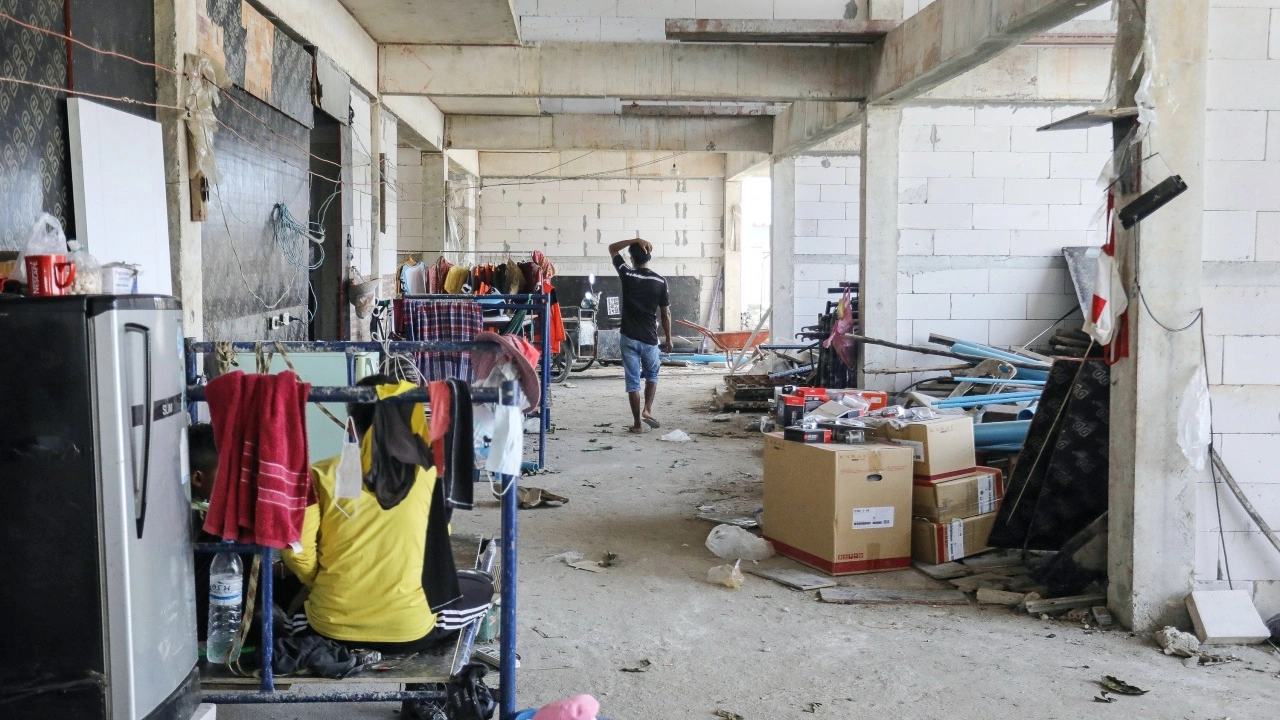 คนงานก่อสร้าง ไม่มีงาน ไม่มีเงิน ต้องจับปลา-เก็บผัก หากินประทังชีวิต