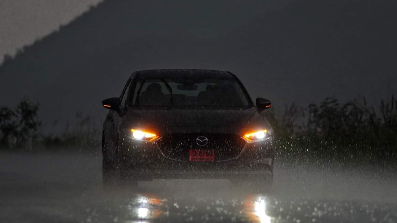 ร่วงกันเยอะถ้าไม่ระวัง! ขับรถท่ามกลางสายฝนอย่างไรให้ปลอดภัย