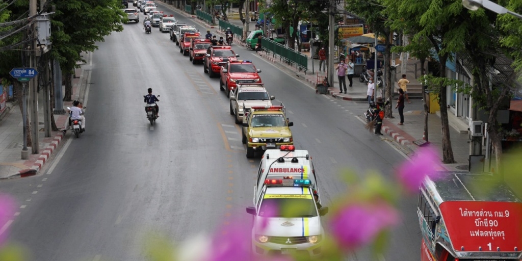 เคลื่อนร่าง "น้องพอส" วีรบุรุษนักผจญเพลิง ถึงวัดอย่างสมศักดิ์ศรี (คลิป)