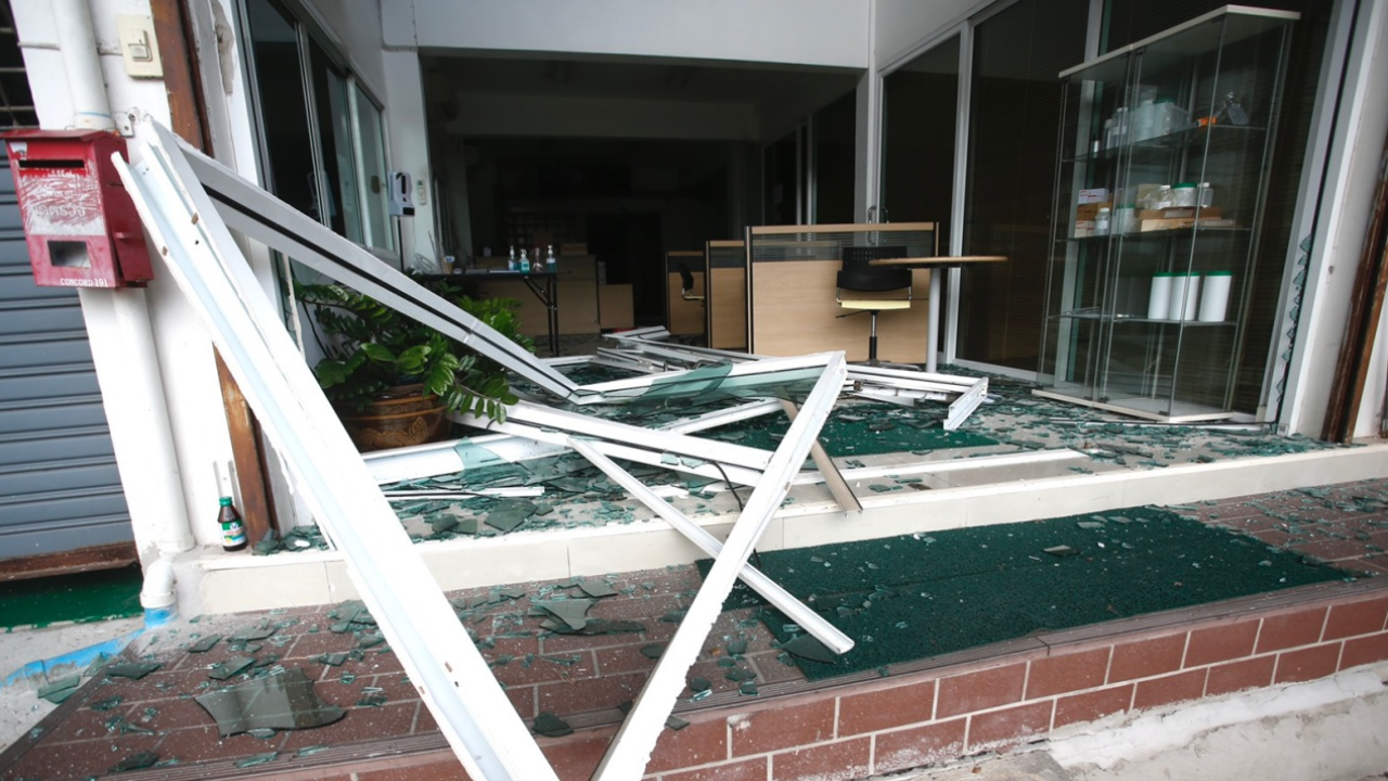 ประมวลภาพความเสียหาย "โรงงานกิ่งแก้วไฟไหม้" บ้านเรือนเสียหายเป็นวงกว้าง